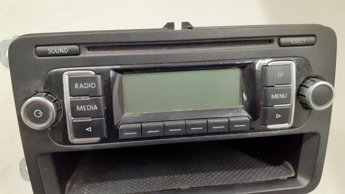 Radio van een Volkswagen Polo V (6R) 1.2 12V 2010
