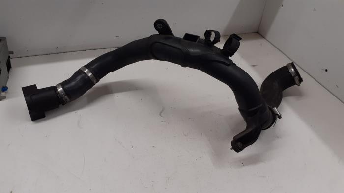 Gebruikte Intercooler Buis Skoda Rapid 1.6 TDI Prijs € 50,00 Margeregeling aangeboden door Autodemontage van de Laar