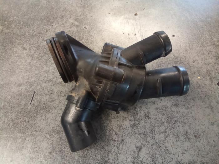Gebruikte Thermostaathuis Volkswagen Transporter T5 2.0 TDI DRF Prijs € 35,00 Margeregeling aangeboden door Autodemontage van de Laar