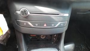 Gebruikte Radiobedienings paneel Peugeot 308 SW (L4/L9/LC/LJ/LR) 1.6 BlueHDi 120 Prijs € 100,00 Margeregeling aangeboden door Autodemontage van de Laar