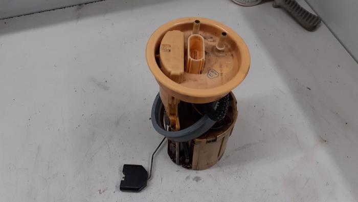 Gebruikte Tank element Pomp Volkswagen Transporter T5 2.5 TDi Prijs € 70,00 Margeregeling aangeboden door Autodemontage van de Laar