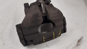 Gebruikte Remklauw (Tang) links-voor Volkswagen Transporter T5 2.5 TDi Prijs € 50,00 Margeregeling aangeboden door Autodemontage van de Laar