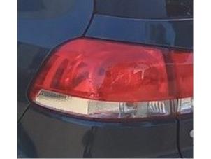 Gebruikte Achterlicht links Volkswagen Golf VI (5K1) 1.4 TSI 122 16V Prijs € 80,00 Margeregeling aangeboden door Autodemontage van de Laar