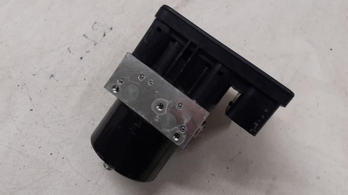 Gebruikte ABS Pomp BMW 1 serie (E88) 118i 16V Prijs € 100,00 Margeregeling aangeboden door Autodemontage van de Laar