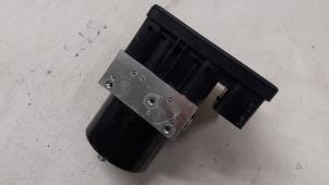 Gebruikte ABS Pomp BMW 1 serie (E88) 118i 16V Prijs € 100,00 Margeregeling aangeboden door Autodemontage van de Laar