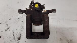 Gebruikte Remklauw (Tang) links-achter Opel Astra J Sports Tourer (PD8/PE8/PF8) 2.0 CDTI 16V 165 Prijs € 50,00 Margeregeling aangeboden door Autodemontage van de Laar