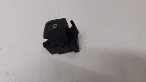 Gebruikte Schakelaar handrem Renault Scénic III (JZ) 1.5 dCi 110 Prijs € 35,00 Margeregeling aangeboden door Autodemontage van de Laar