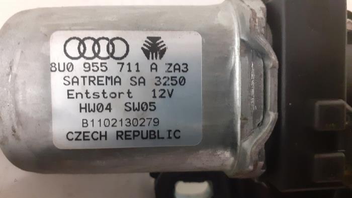 Ruitenwissermotor achter van een Audi A1 (8X1/8XK) 1.6 TDI 16V 2013