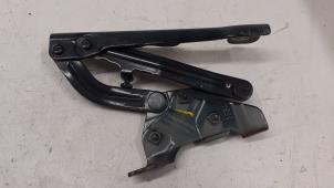 Gebruikte Motorkap Scharnier Opel Corsa Prijs € 20,00 Margeregeling aangeboden door Autodemontage van de Laar