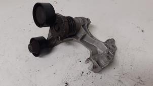 Gebruikte Dynamosteun boven Renault Clio IV (5R) 0.9 Energy TCE 90 12V Prijs € 65,00 Margeregeling aangeboden door Autodemontage van de Laar