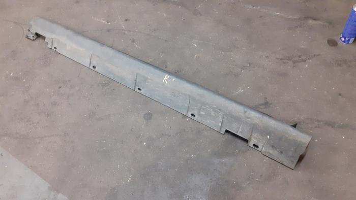 Zijskirt rechts van een Ford B-Max 2013