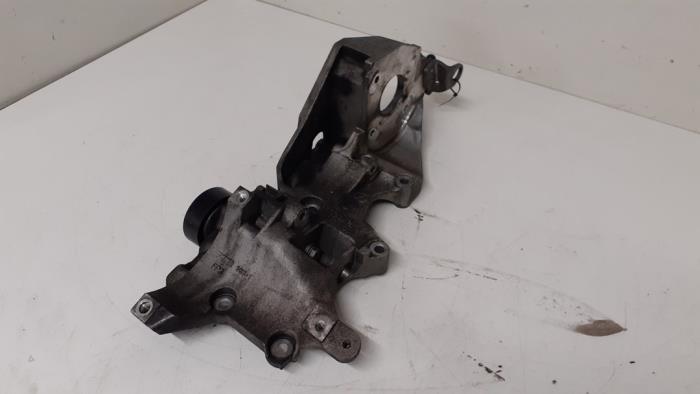 Gebruikte Dynamosteun boven Volkswagen Polo V (6R) 1.2 TDI 12V BlueMotion Prijs € 55,00 Margeregeling aangeboden door Autodemontage van de Laar