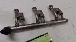 Gebruikte Injector brug Ford Fiesta 6 (JA8) 1.0 EcoBoost 12V 100 Van Prijs € 40,00 Margeregeling aangeboden door Autodemontage van de Laar