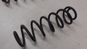 Gebruikte Veerschroef achter Volkswagen Golf VII (AUA) 1.6 TDI BlueMotion 16V Prijs € 35,00 Margeregeling aangeboden door Autodemontage van de Laar