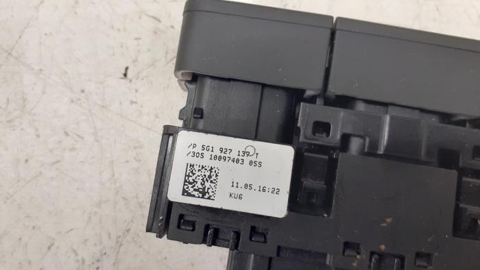 Schakelaar van een Volkswagen Golf VII (AUA) 1.6 TDI BlueMotion 16V 2016