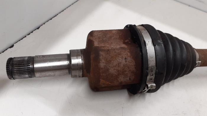 Aandrijfas links-voor van een Ford Transit Tourneo 2.2 TDCi 16V 2010