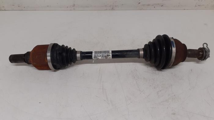 Gebruikte Aandrijfas links-voor Peugeot 2008 (CU) 1.2 12V e-THP PureTech 110 Prijs € 150,00 Margeregeling aangeboden door Autodemontage van de Laar