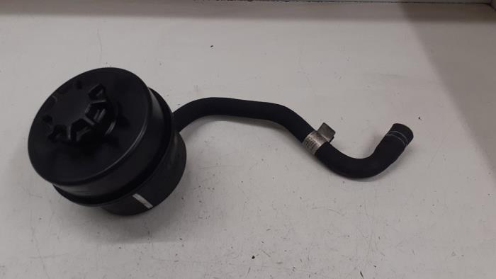 Gebruikte Servo Oliereservoir Iveco New Daily VI 33S14, 35C14, 35S14 Prijs € 30,25 Inclusief btw aangeboden door Autodemontage van de Laar