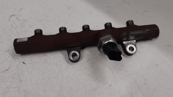 Gebruikte Verstuiver brug Renault Kangoo Express (FW) 1.5 dCi 90 FAP Prijs € 40,00 Margeregeling aangeboden door Autodemontage van de Laar