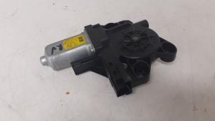 Gebruikte Portierruitmotor Volvo XC70 (BZ) 2.4 D5 20V AWD Prijs € 50,00 Margeregeling aangeboden door Autodemontage van de Laar