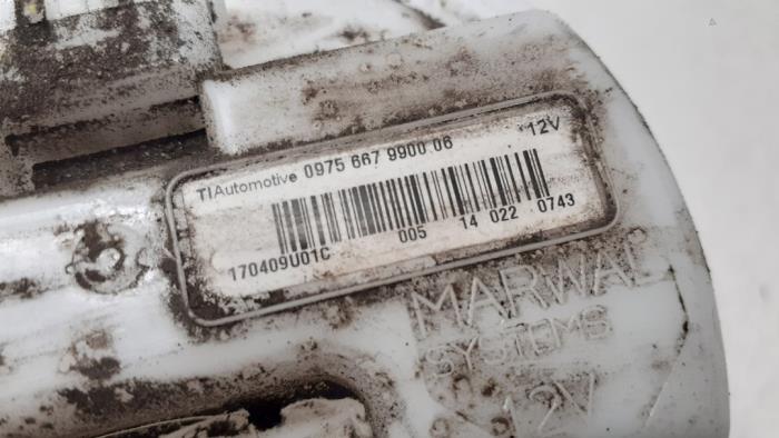 Benzinepomp van een Nissan Juke (F15) 1.6 16V 2014