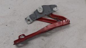 Gebruikte Motorkap Scharnier Opel Adam 1.4 16V Prijs € 20,00 Margeregeling aangeboden door Autodemontage van de Laar