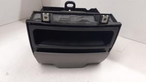 Gebruikte Bekerhouder Mercedes Sprinter 3,5t (906.73) 313 CDI 16V Prijs € 42,35 Inclusief btw aangeboden door Autodemontage van de Laar