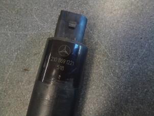 Gebruikte Pomp koplampsproeier Mercedes C (W204) 2.2 C-220 CDI 16V Prijs € 20,00 Margeregeling aangeboden door Autodemontage van de Laar