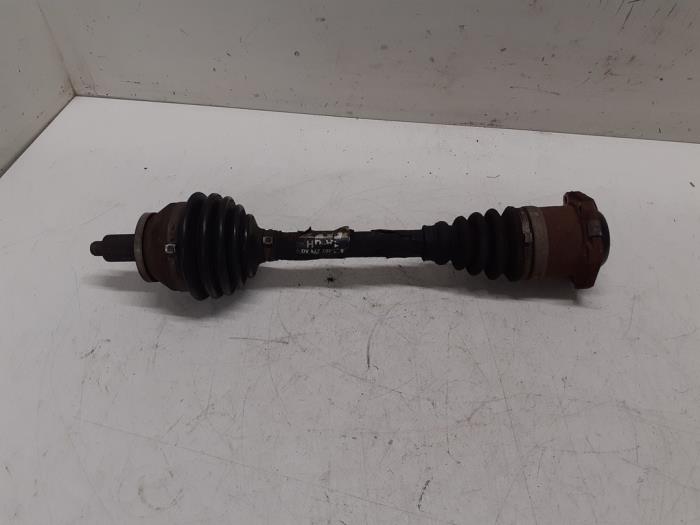 Gebruikte Aandrijfas links-voor Volkswagen Polo IV (9N1/2/3) 1.4 16V Prijs € 90,00 Margeregeling aangeboden door Autodemontage van de Laar