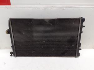 Gebruikte Radiateur Volkswagen Polo IV (9N1/2/3) 1.4 16V Prijs € 25,00 Margeregeling aangeboden door Autodemontage van de Laar