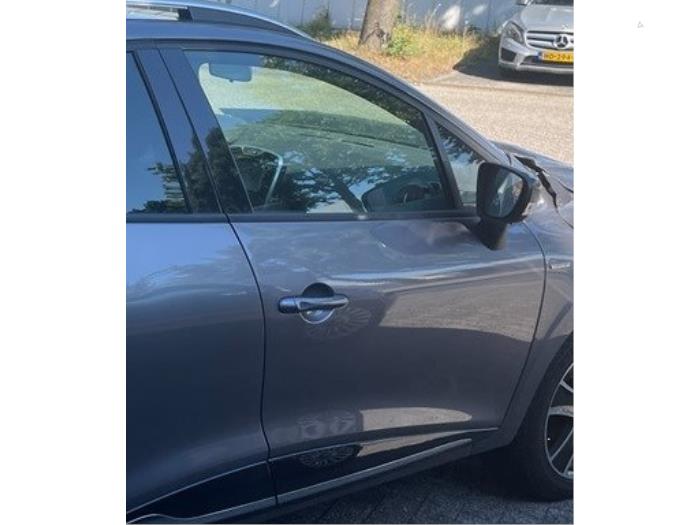 Spiegel Buiten rechts van een Renault Clio IV Estate/Grandtour (7R) 1.5 Energy dCi 90 FAP 2015