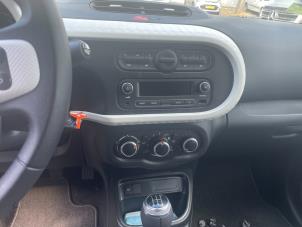 Gebruikte Radio Renault Twingo III (AH) 1.0 SCe 75 12V Prijs € 250,00 Margeregeling aangeboden door Autodemontage van de Laar
