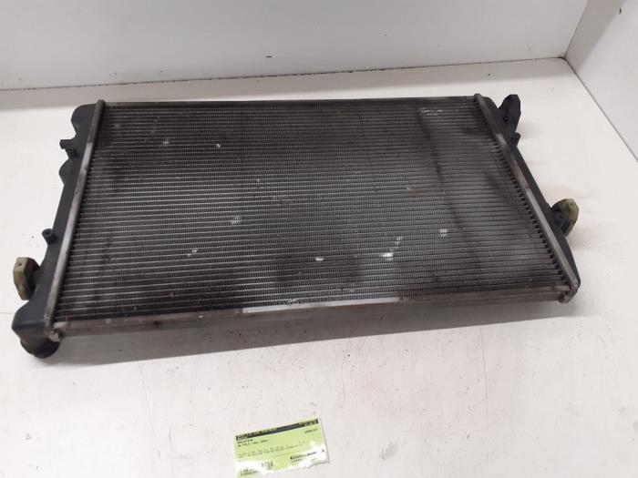 Gebruikte Radiateur Volkswagen Polo IV (9N1/2/3) 1.2 12V Prijs € 25,00 Margeregeling aangeboden door Autodemontage van de Laar