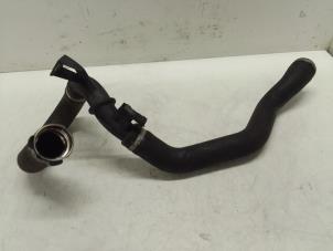 Gebruikte Intercooler Slang Opel Mokka/Mokka X 1.4 Turbo 16V 4x2 Prijs € 100,00 Margeregeling aangeboden door Autodemontage van de Laar