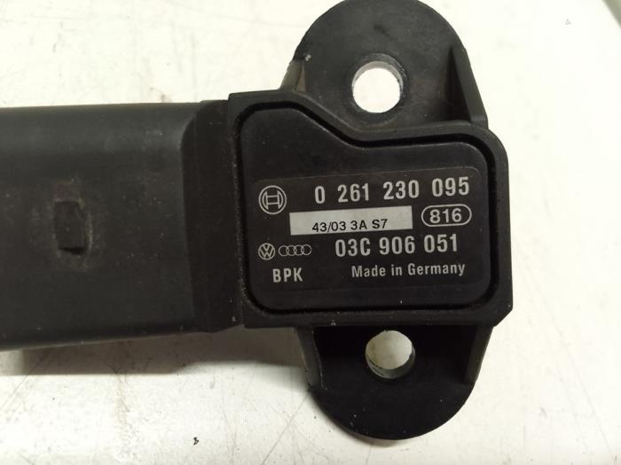 Brandstofdruk sensor van een Volkswagen Golf V (1K1) 1.6 FSI 16V 2004