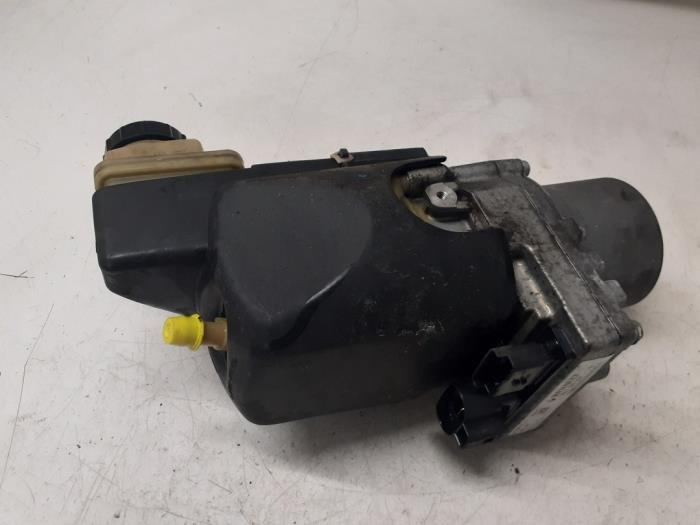 Gebruikte Pomp Servo Renault Laguna III Estate (KT) 2.0 16V Prijs € 250,00 Margeregeling aangeboden door Autodemontage van de Laar