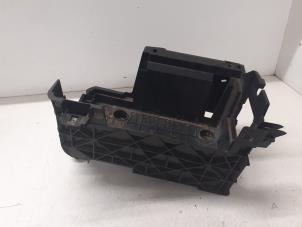 Gebruikte Accubak Renault Laguna III Estate (KT) 2.0 16V Prijs € 20,00 Margeregeling aangeboden door Autodemontage van de Laar