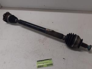 Gebruikte Aandrijfas rechts-voor Volkswagen Polo IV (9N1/2/3) Prijs € 50,00 Margeregeling aangeboden door Autodemontage van de Laar