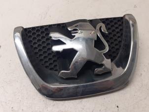 Gebruikte Embleem Peugeot 207/207+ (WA/WC/WM) 1.4 Prijs € 20,00 Margeregeling aangeboden door Autodemontage van de Laar