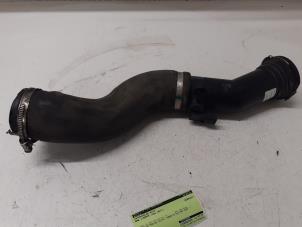 Gebruikte Intercooler Buis BMW 1 serie (F20) 120i 1.6 16V Prijs € 30,00 Margeregeling aangeboden door Autodemontage van de Laar