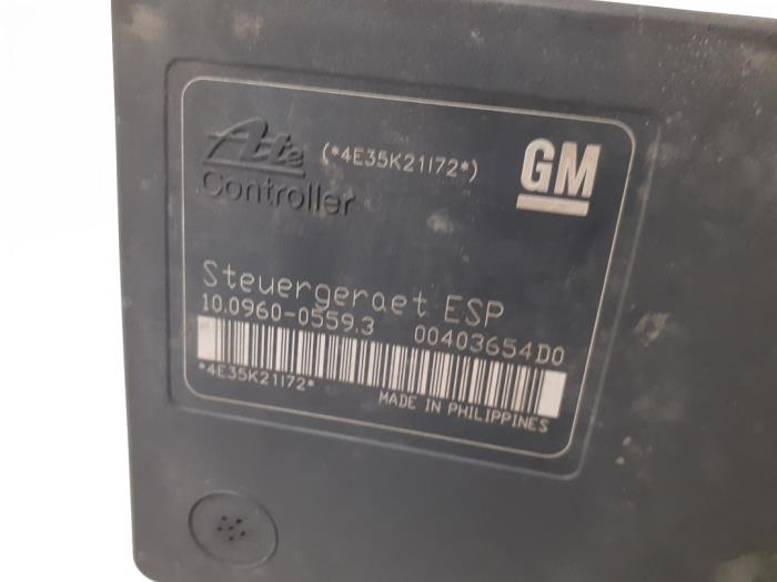 ABS Pomp van een Opel Zafira (M75) 1.8 16V Ecotec 2006