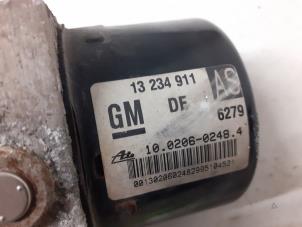 ABS Pomp van een Opel Zafira (M75) 1.8 16V Ecotec 2006