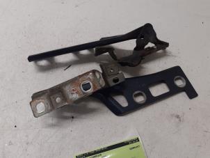 Gebruikte Motorkap Scharnier Opel Zafira (M75) 1.8 16V Ecotec Prijs € 30,00 Margeregeling aangeboden door Autodemontage van de Laar