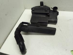 Gebruikte Luchtfilterhuis Peugeot 2008 (CU) 1.2 Vti 12V PureTech 82 Prijs € 65,00 Margeregeling aangeboden door Autodemontage van de Laar