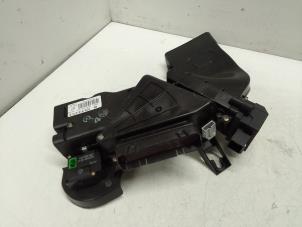 Gebruikte Kachel Verwarmingselement Volkswagen Phaeton (3D) 3.2 V6 30V Prijs € 70,00 Margeregeling aangeboden door Autodemontage van de Laar