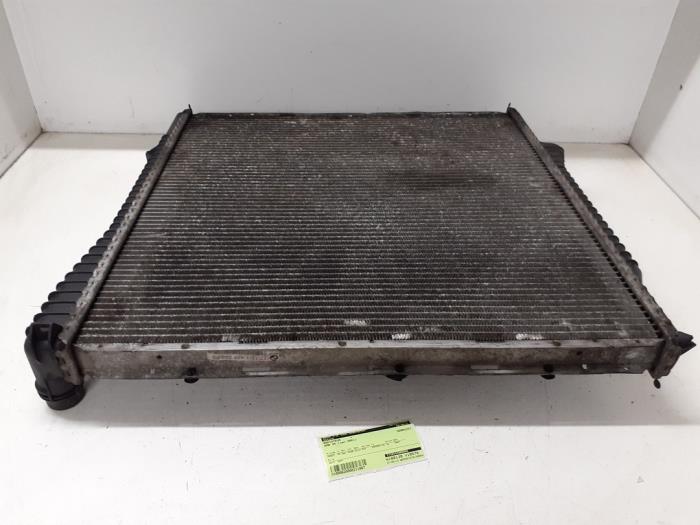 Radiateur van een BMW X5 (E53) 4.4 V8 32V 2001