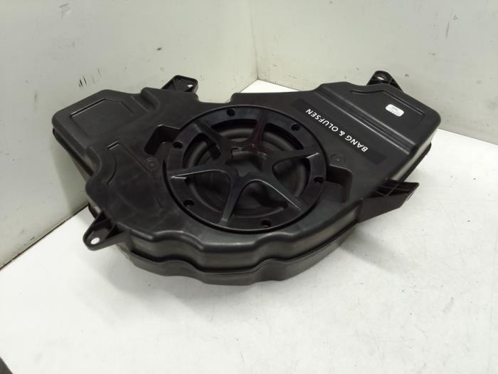 Subwoofer van een Mercedes-Benz GLE Coupe (C292) 400 3.0 V6 24V biturbo 4-Matic 2016