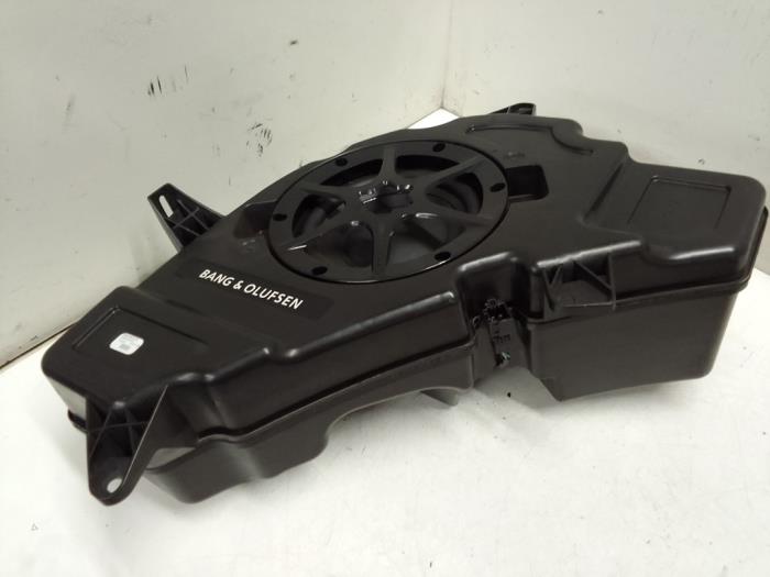 Subwoofer van een Mercedes-Benz GLE Coupe (C292) 400 3.0 V6 24V biturbo 4-Matic 2016