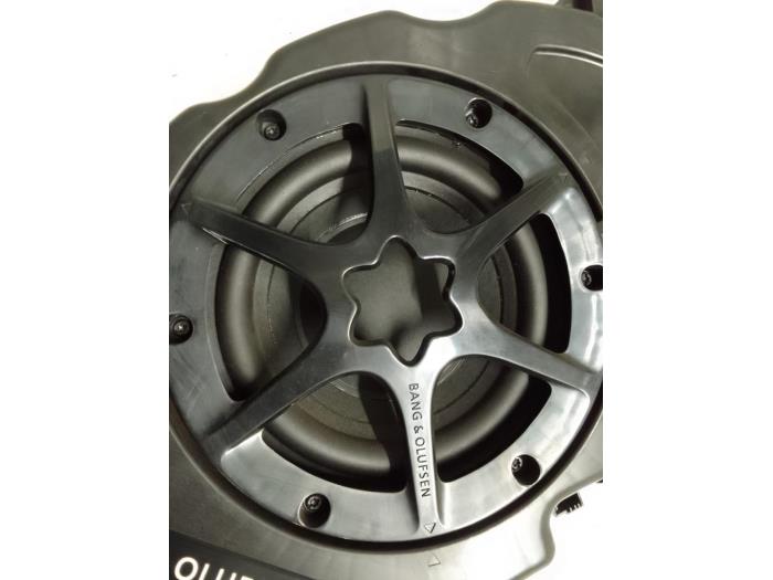 Subwoofer van een Mercedes-Benz GLE Coupe (C292) 400 3.0 V6 24V biturbo 4-Matic 2016