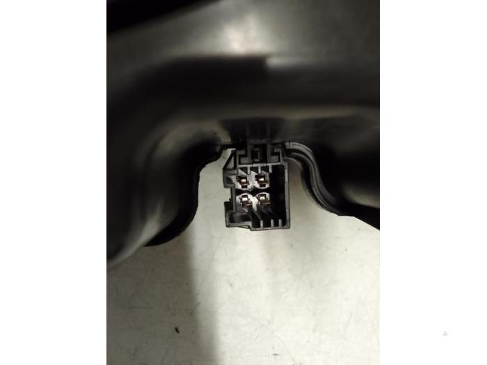 Subwoofer van een Mercedes-Benz GLE Coupe (C292) 400 3.0 V6 24V biturbo 4-Matic 2016